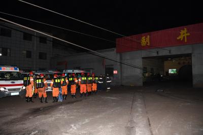 Rescue underway for 13 trapped Chinese coal miners
