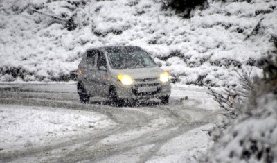 Season's first snowfall lashes plains of Kashmir Valley