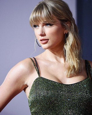 Taylor Swift donates $13,000 each to two women struggling due to pandemic