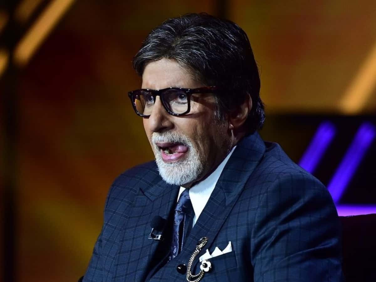 Amitabh Bachchan apologises to a female fan on Twitter, here's why