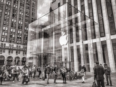 Apple crosses $100 billion in quarterly revenue for 1st time