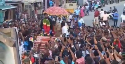 5,000 people receive bowling hero Natarajan, take him on chariot