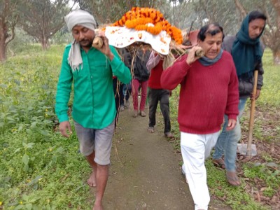 Bihar family gives ritualistic final farewell to pet dog