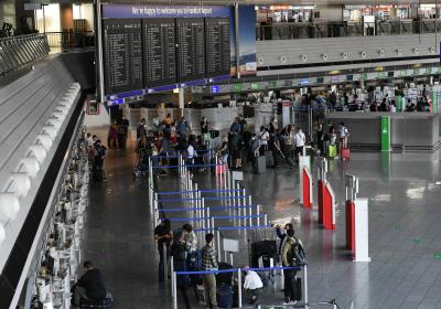 German airports' passenger numbers decline 87.9%