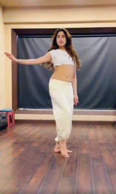 Janhvi Kapoor flaunts belly-dancing skills on Kareena song