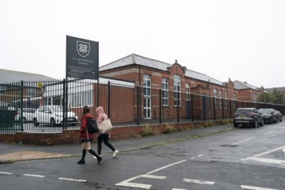 Teaching union calls for all schools in England to stay shut for two weeks
