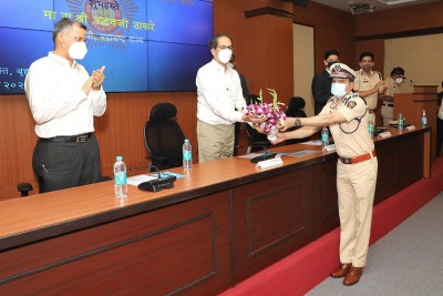 Thackeray pats Mumbai Police, honours Covid warriors