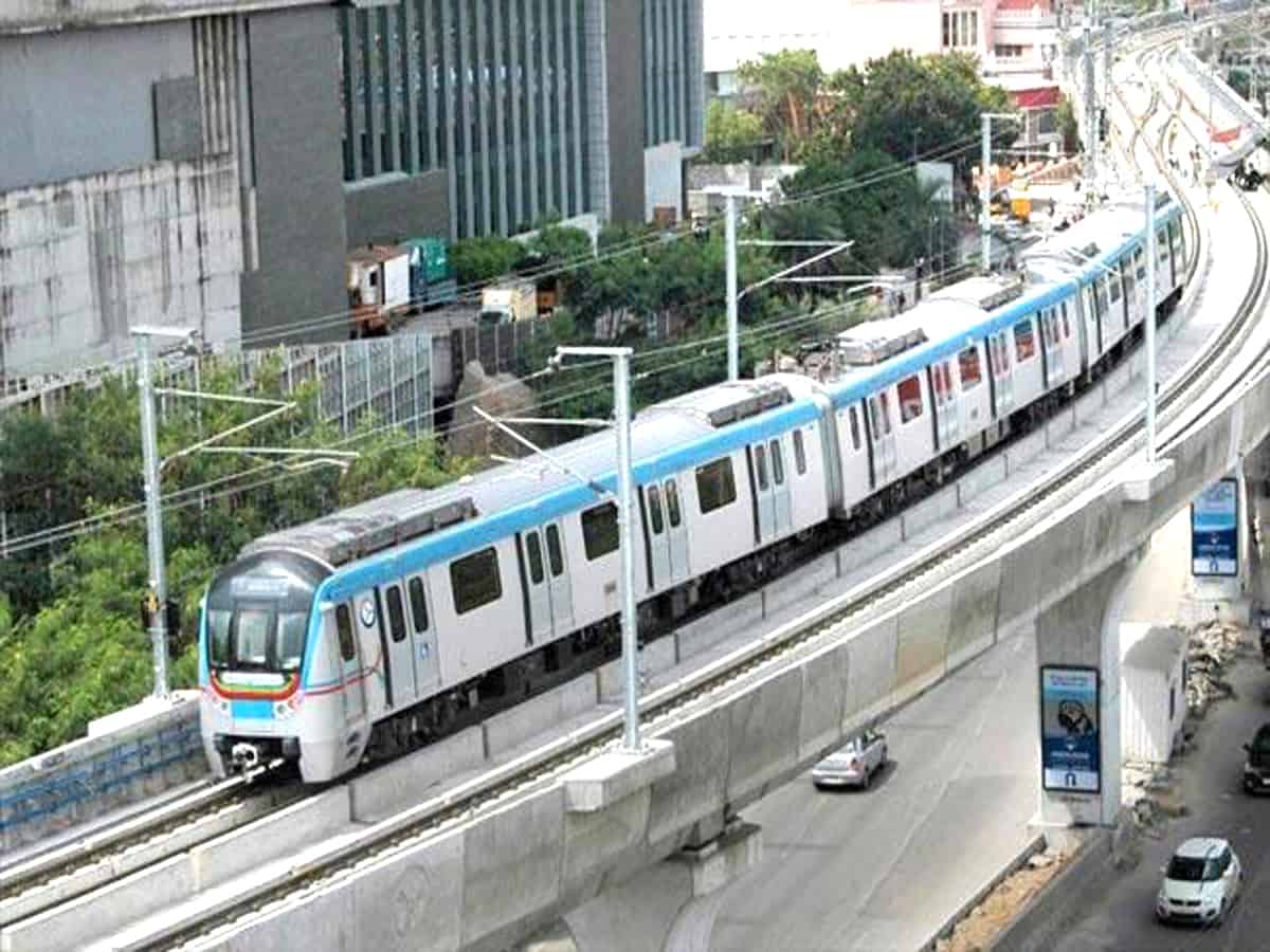 Hyderabad:Youth commits suicide after jumping from Metro station