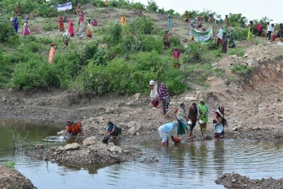 200 women cut through hill to solve water crisis