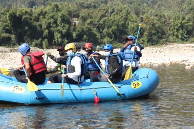 Bangladesh Army officers learn white-water rafting from Indian Army