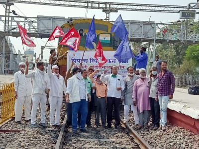 Farmers block railways in Maharashtra, services unaffected