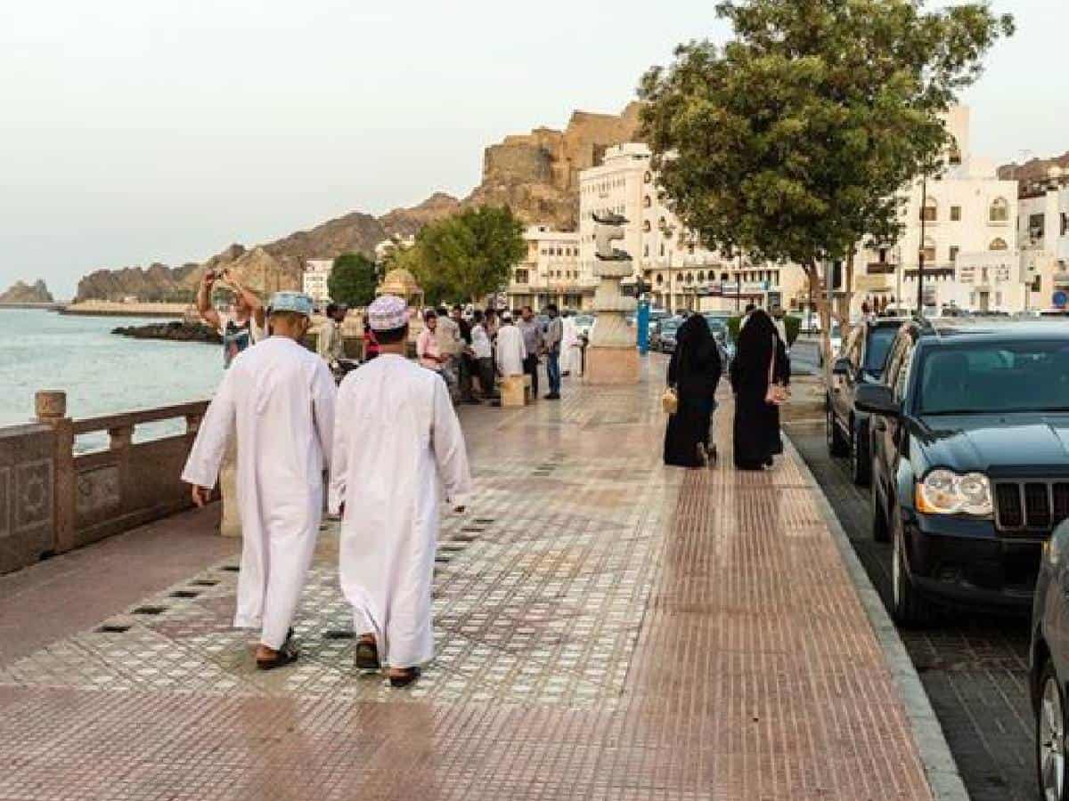 Oman announces new COVID-19 restrictions; closes borders
