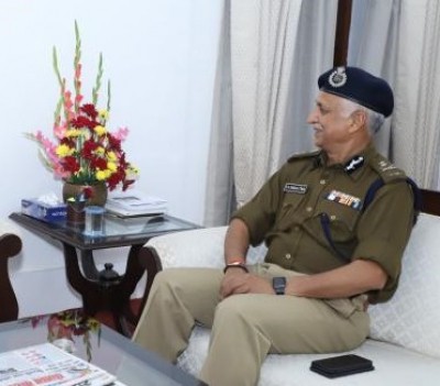 Police chief felicitates constable for saving elderly couple