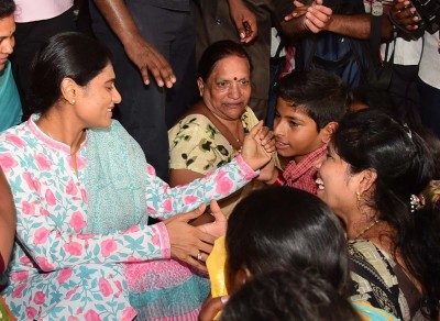 Sharmila interacts with Telangana students on political plans