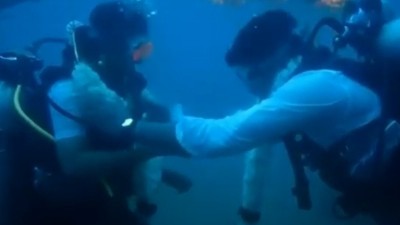 Tamil couple ties knot, exchanges garlands 60 ft under water