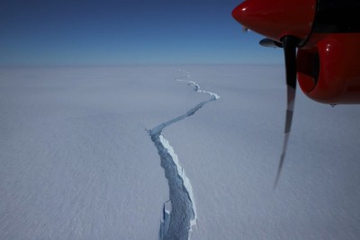 Vast cracks free huge iceberg in Antarctica
