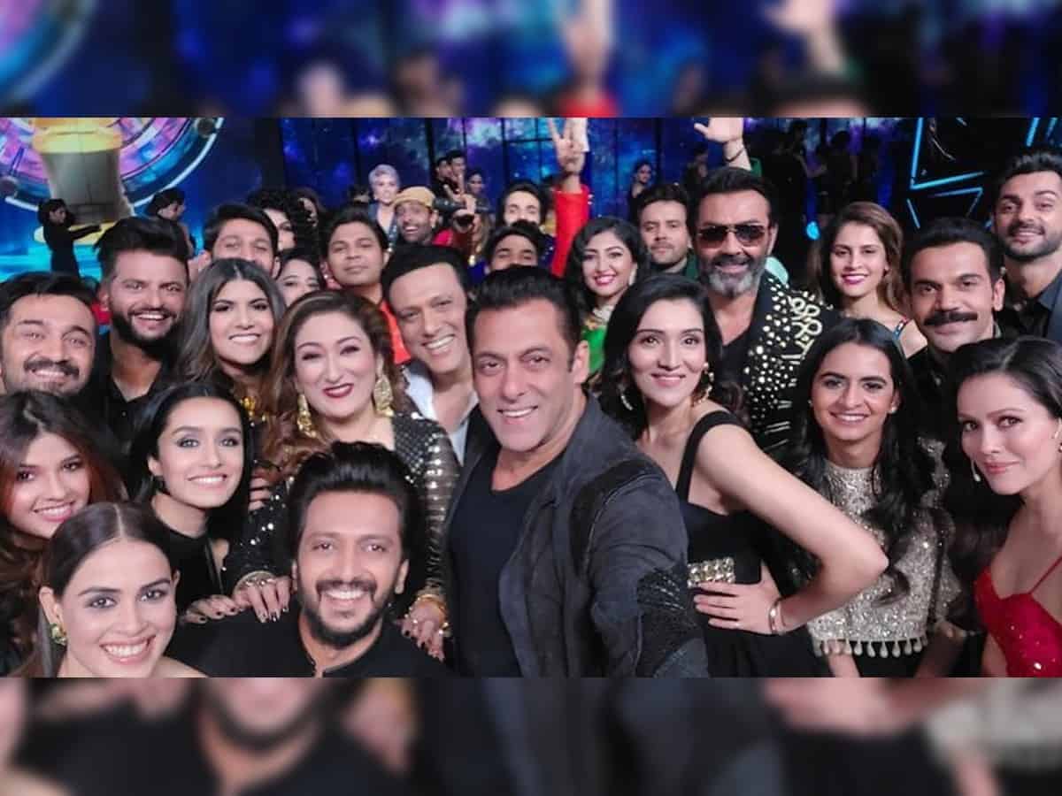 Salman Khan's 'mega selfie' is the viral pic of the day!