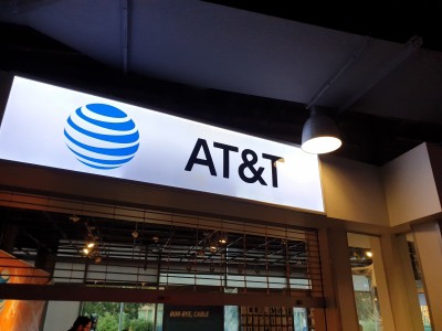AT&T accused of selectively providing info to analysts