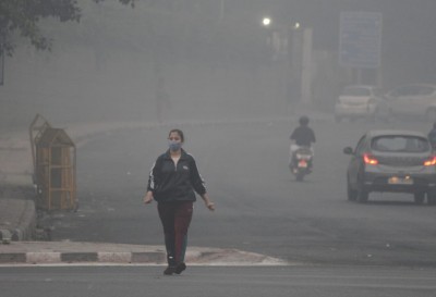 Delhi breathes foul air, to improve with expected rain