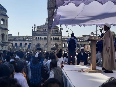 Huge protest against Shia Waqf ex-chief in Lucknow Imambara