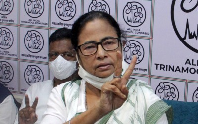 Mamata holds mega roadshow with women activists to counter BJP