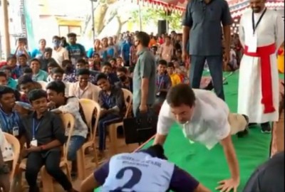 Rahul takes up push-up challenge at Kanyakumari