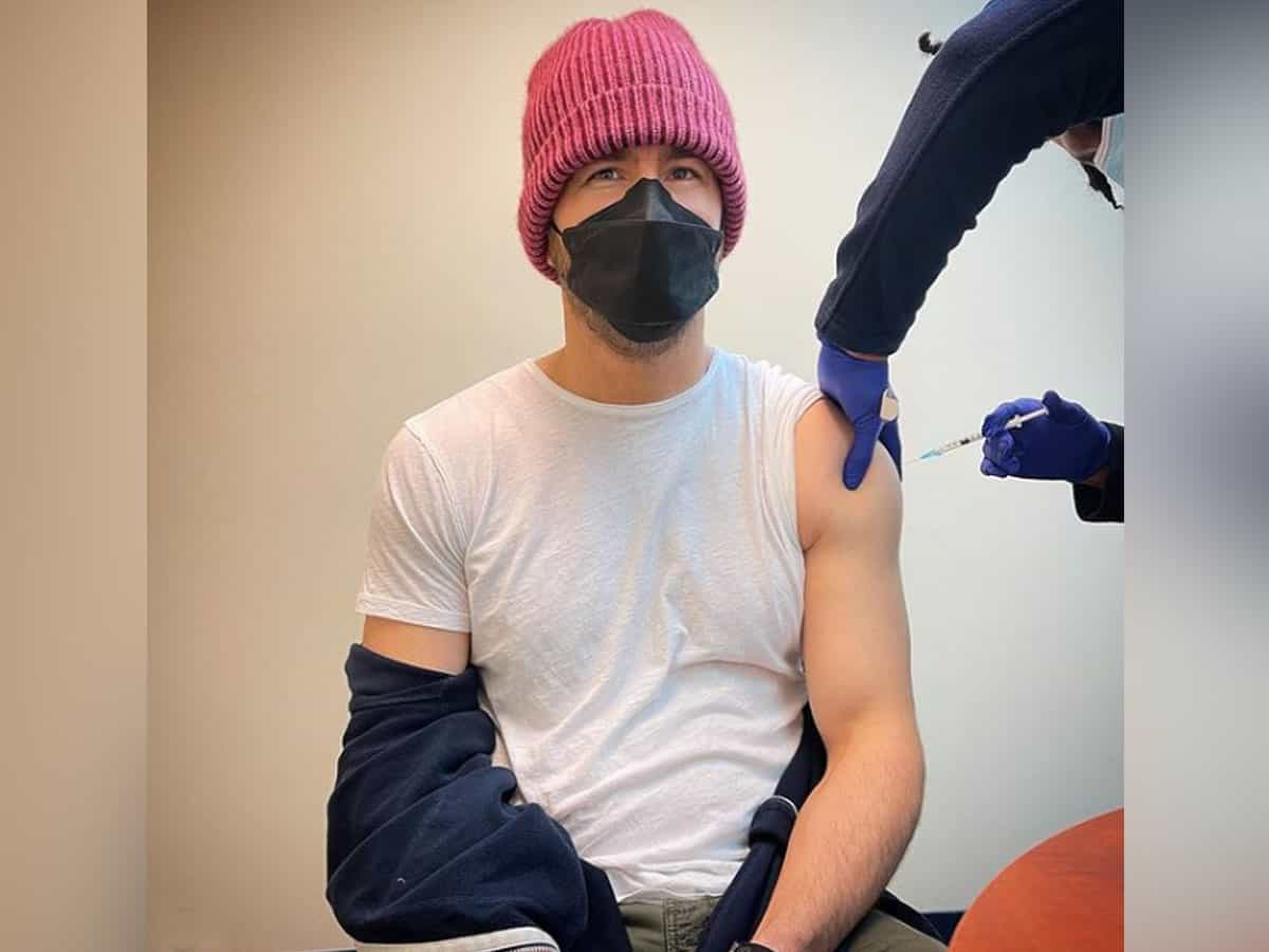Ryan Reynolds receives COVID-19 vaccine shot