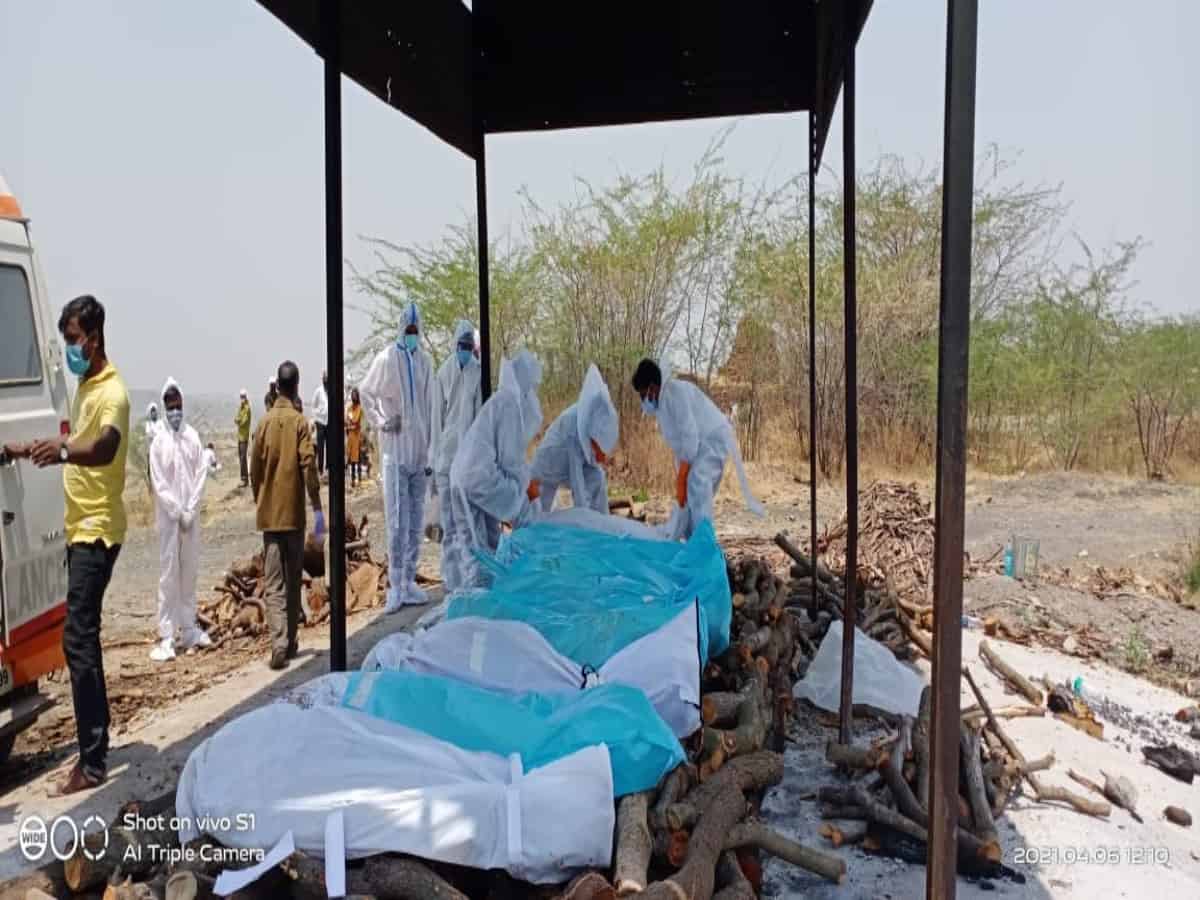 Maharashtra: 8 bodies of COVID-19 victims cremated on one pyre