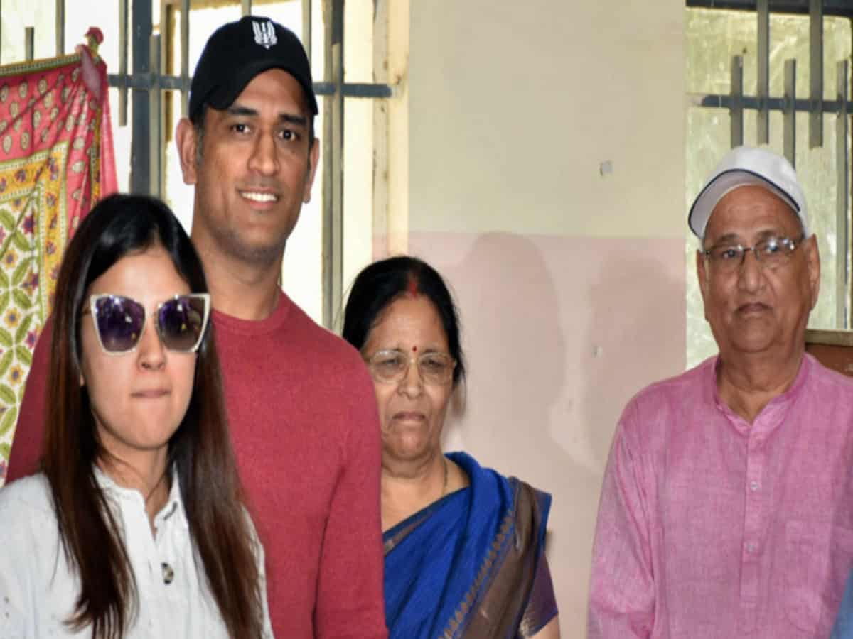MS Dhoni's parents hospitalised after testing COVID-19