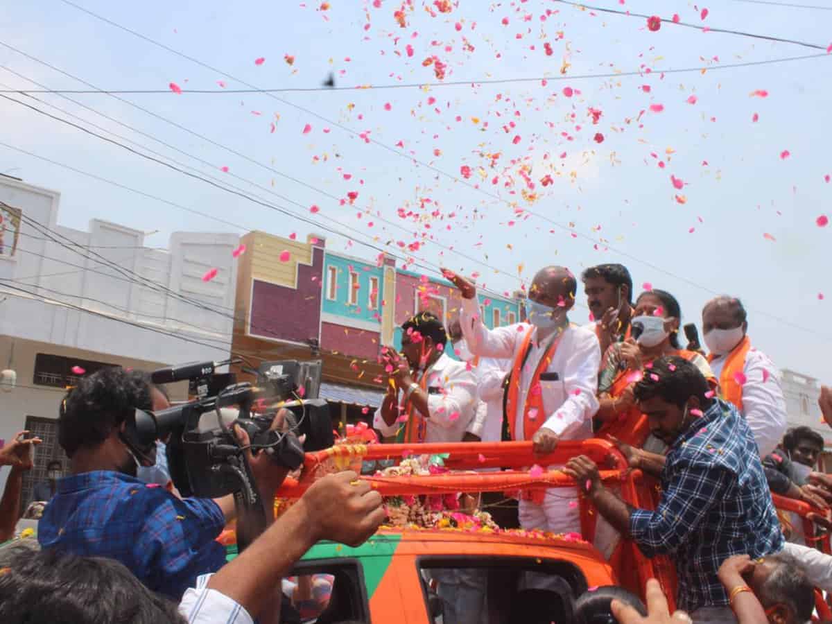 COVID-19 norms flouted at Telangana BJP president's roadshow in Warangal