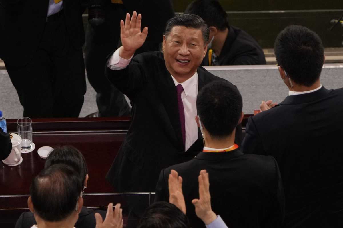 Xi Jinping hands out medals amid party celebrations