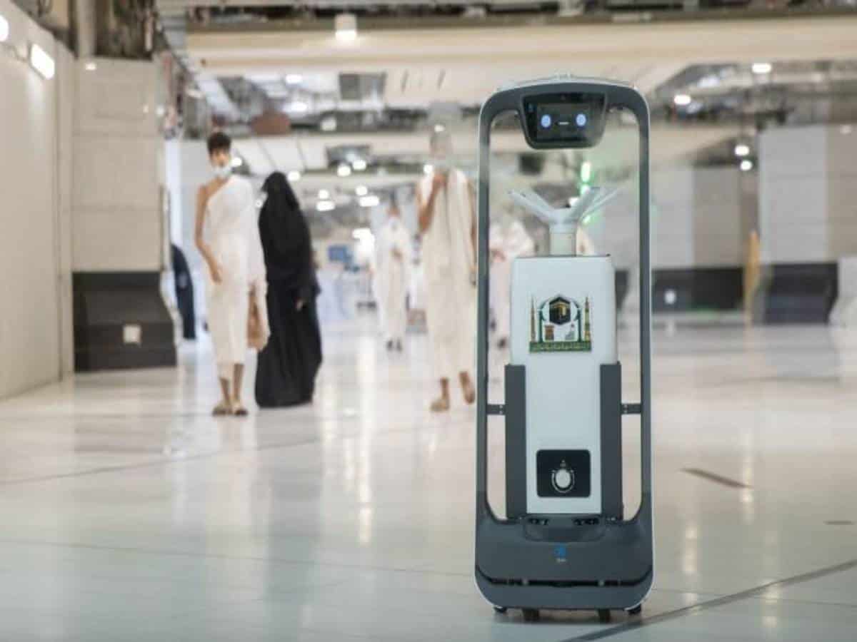 Ten 'smart’ robots to sterilize Makkah Haram