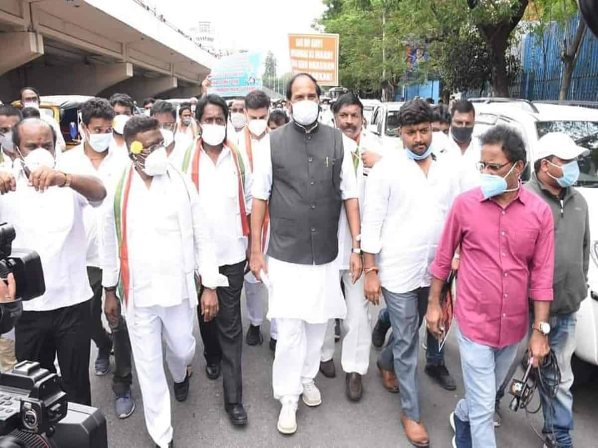 Hyderabad: TPCC holds protest against fuel prices hike