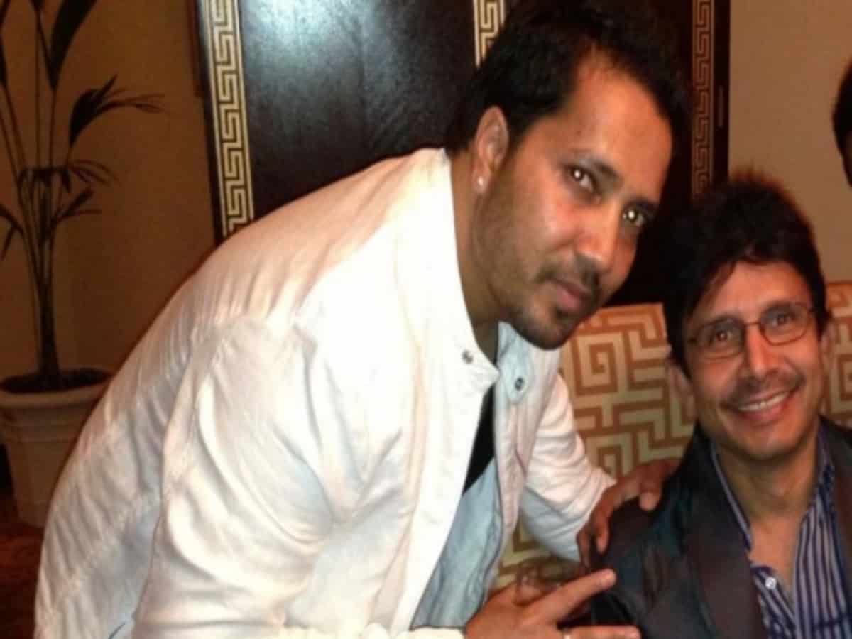 Watch: Mika Singh visits KRK's home, says 'dar mat nahi maarunga'