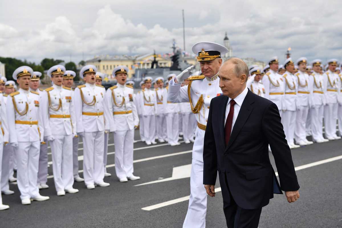 Russia marks Navy's 325th anniversary, Iranian ship joins in