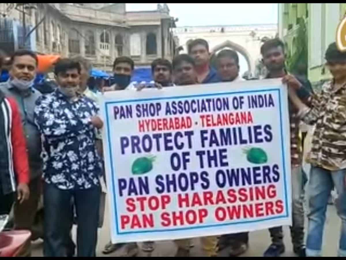 Hyderabad: Pan shop owners stage protest on the ban of Zarda