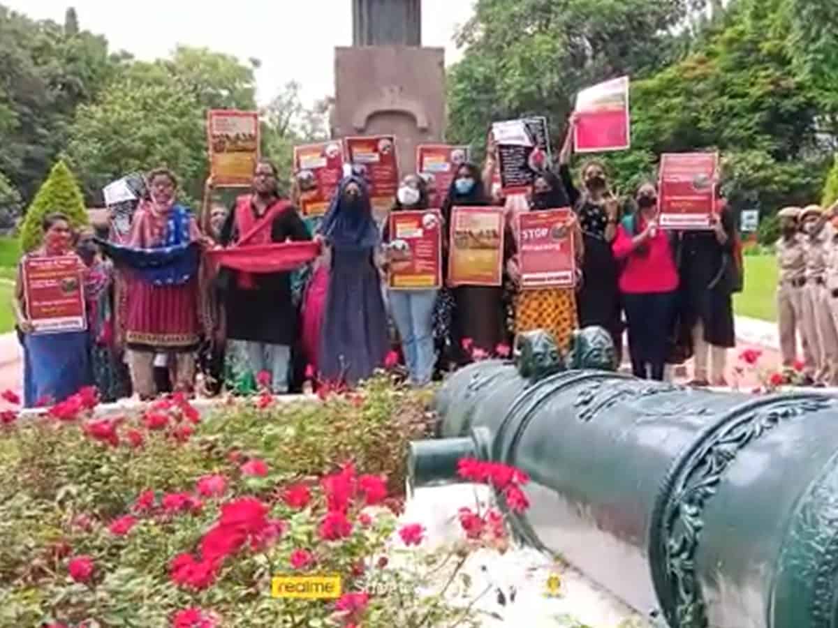 "Will beg to save Kamala Nehru college", protest at Gun Park