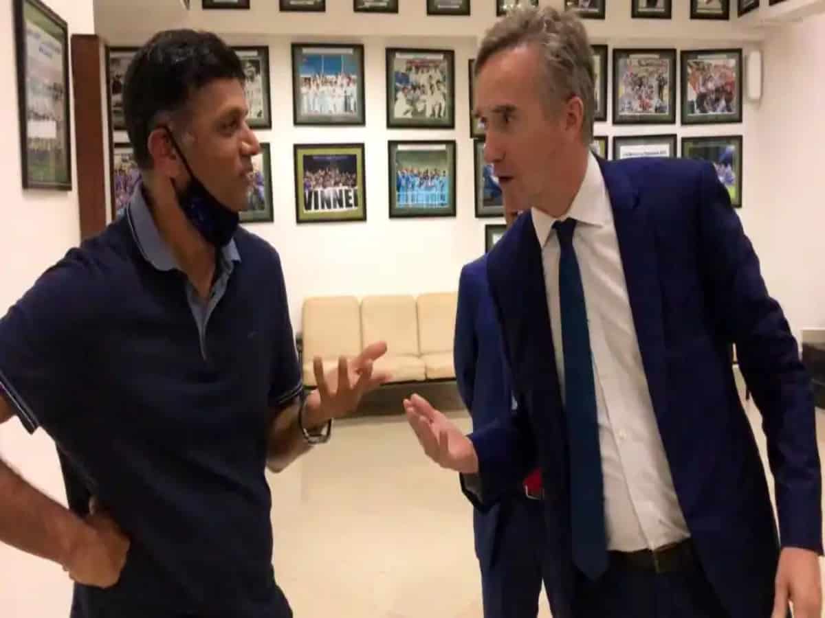 Dravid turns Kannada coach for the British High commissioner to India