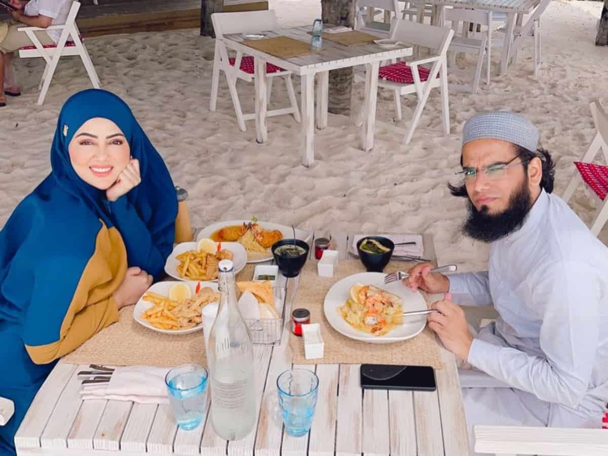 Sana Khan, Mufti Anas' pictures, videos from their exotic vacay