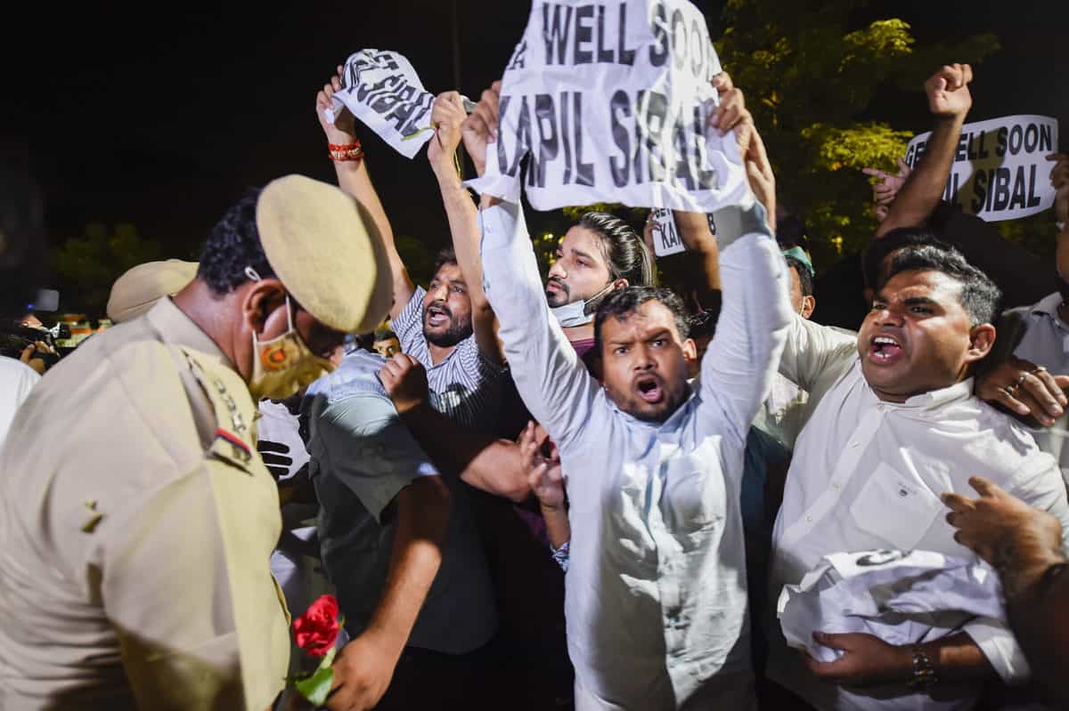 Congress protest against Kapil Sibal