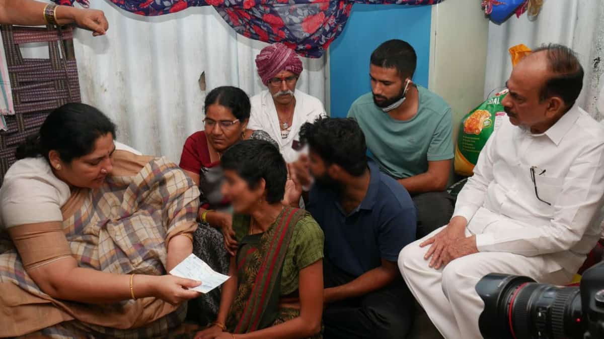 Saidabad rape case: TS ministers Mahmood ali and Satyavathi rathod visits the victim's residence