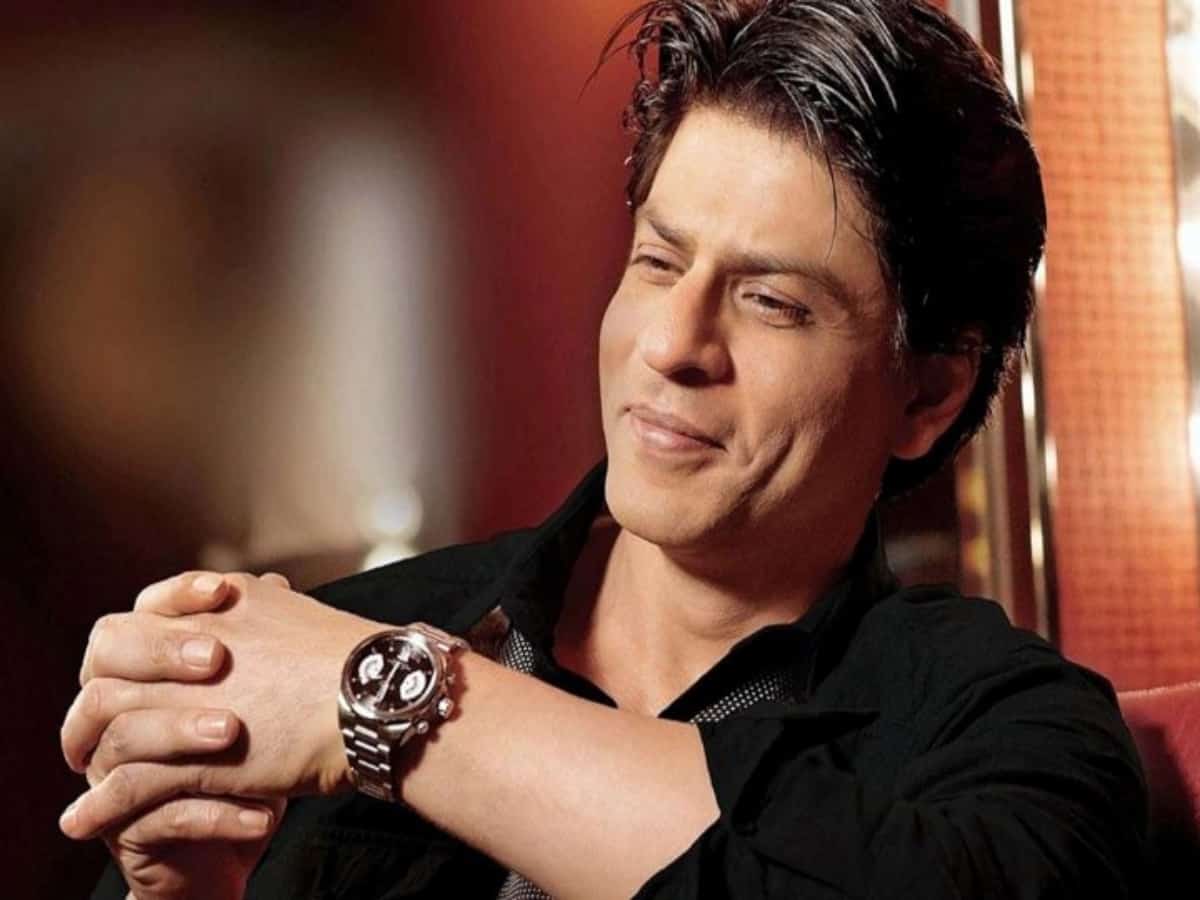 Shah Rukh Khan throws off his phone from balcony [Video]