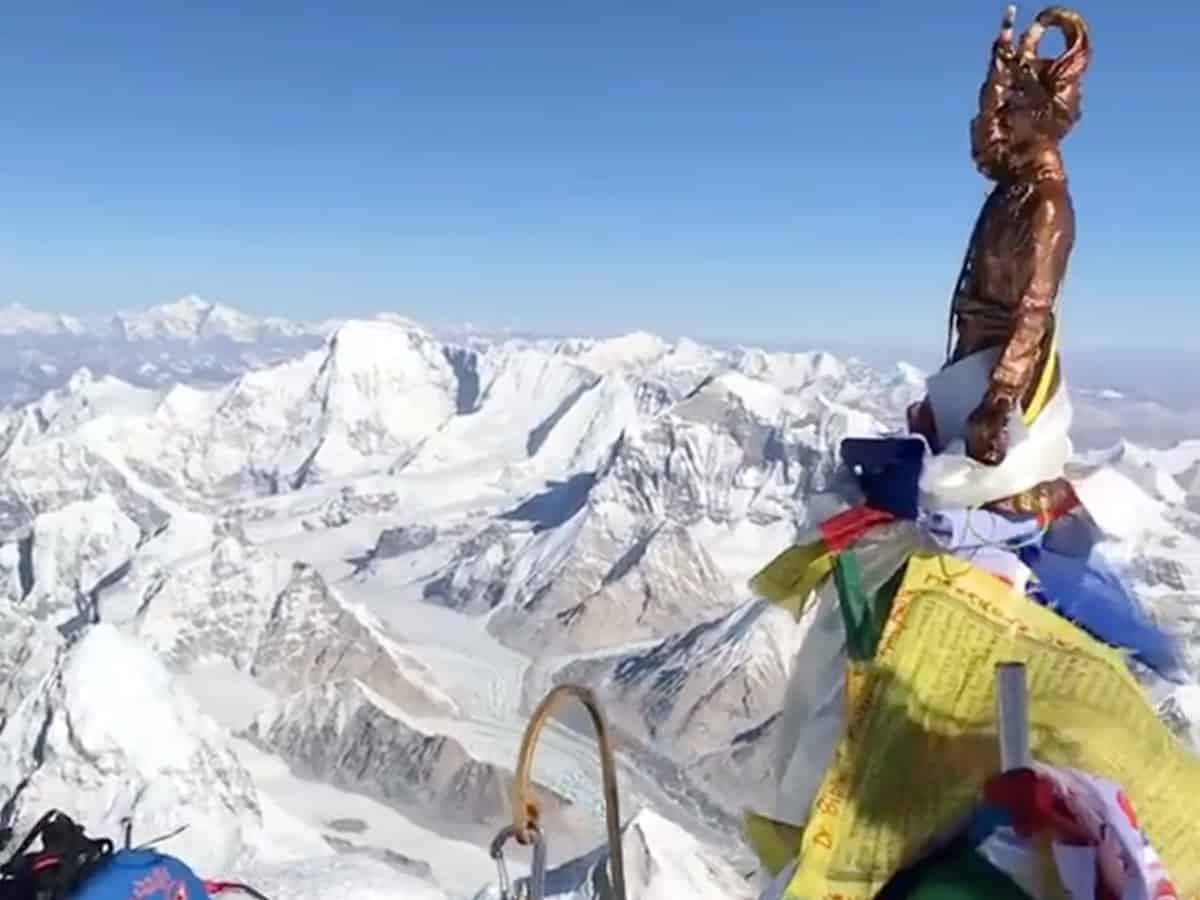 360° video shows what it looks like on top of Mount Everest