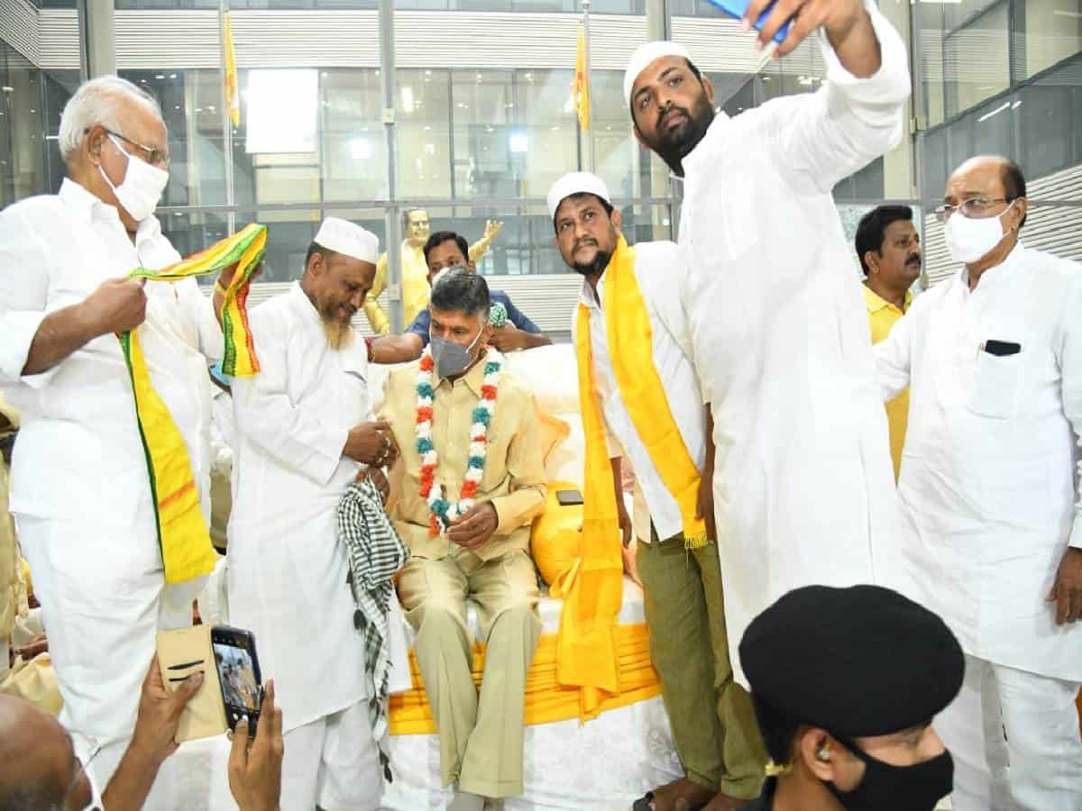TDP workers troop in to support Chandrababu's protest