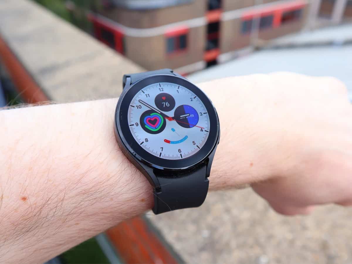 Galaxy Watch 4 update adds new watchfaces, better heart rate tracking