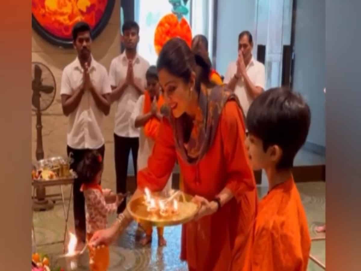 Shilpa Shetty performs aarti at home with her children, Raj Kundra missing