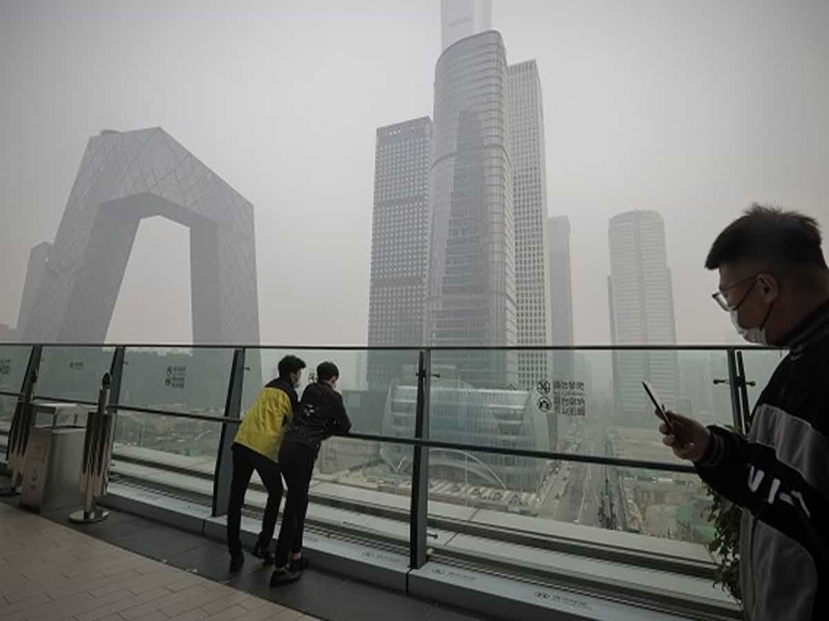 Beijing shuts roads, playgrounds due to heavy pollution