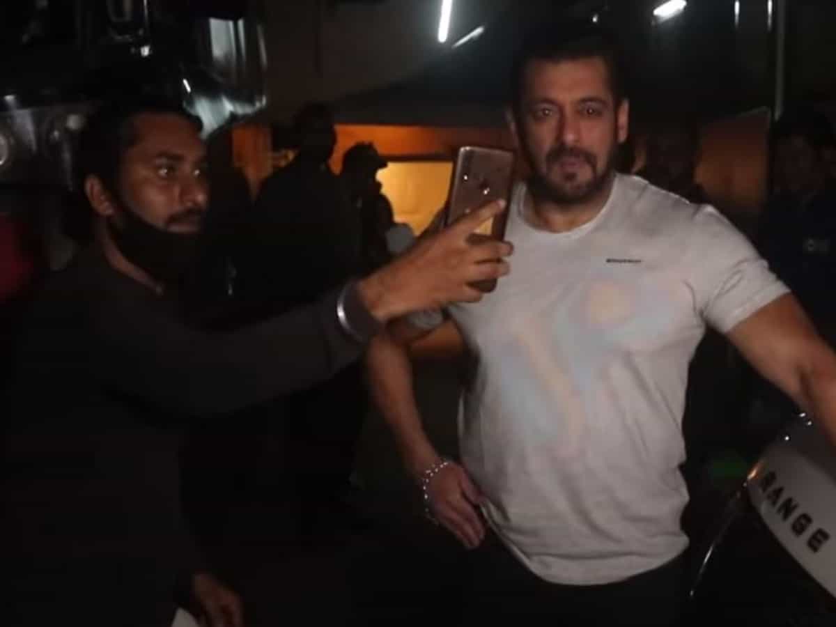 'Nachna band kar', says Salman Khan as fan tried to take selfie - Viral video