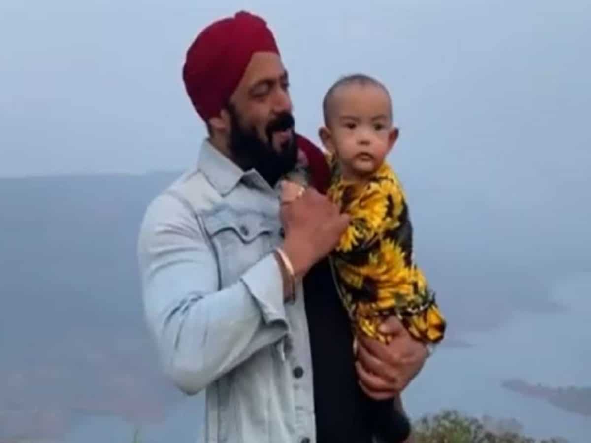 Salman Khan feeds monkeys with niece Ayat - Viral video